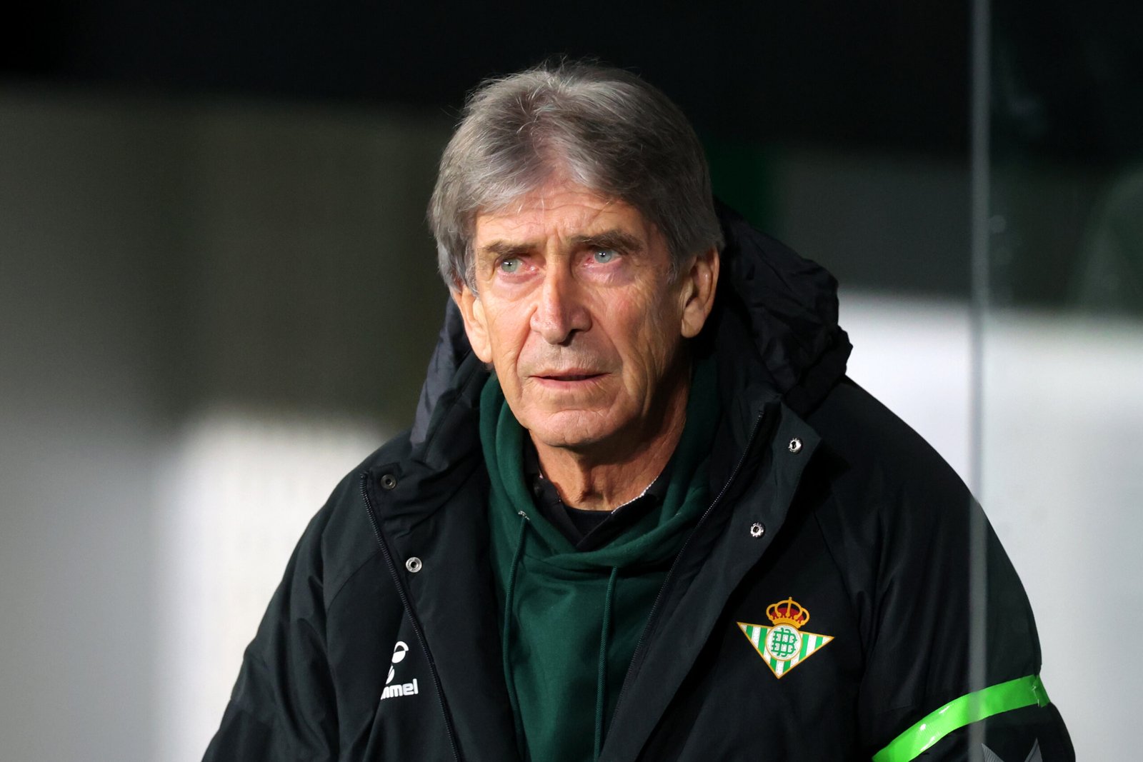 SEVILLA, ESPAÑA - 02 DE FEBRERO: Manuel Pellegrini, entrenador del Real Betis, observa antes del partido de LaLiga entre el Real Betis Balompié y el Athletic Club en el Estadio Benito Villamarín el 02 de febrero de 2025 en Sevilla, España. (Foto de Fran Santiago/Getty Images)