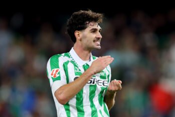 Johnny Cardoso del Real Betis celebra la victoria tras el partido de LaLiga entre el Real Betis Balompie y el Atlético de Madrid en el Estadio Benito Villamarín el 27 de octubre de 2024 en Sevilla, España. (Foto de Fran Santiago/Getty Images)