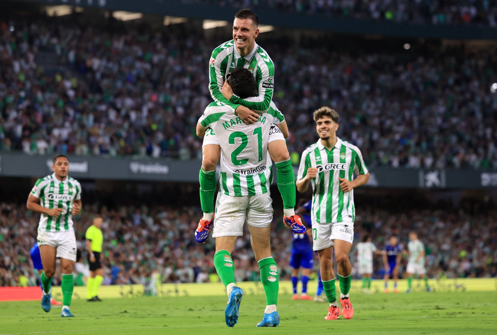 SEVILLA, ESPAÑA - 18 DE SEPTIEMBRE: Giovani Lo Celso del Real Betis celebra el segundo gol de su equipo con su compañero Marc Roca durante el partido de LaLiga entre el Real Betis Balompié y el Getafe CF en el Estadio Benito Villamarín el 18 de septiembre de 2024 en Sevilla, España. (Foto de Fran Santiago/Getty Images)