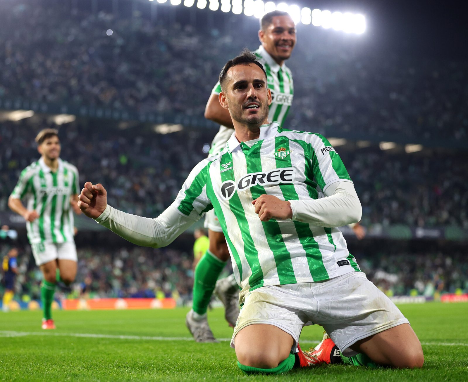 SEVILLA, ESPAÑA - 07 DE NOVIEMBRE: Juanmi del Real Betis celebra el segundo gol de su equipo durante el partido de la fase 3 de la Liga UEFA Conference League 2024/25 entre el Real Betis Balompie y el NK Celje en el Estadio Benito Villamarín el 07 de noviembre de 2024 en Sevilla, España. (Foto de Fran Santiago/Getty Images)