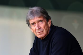 Manuel Pellegrini, entrenador del Real Betis, observa antes del partido de LaLiga entre el Real Betis Balompie y el RC Celta de Vigo en el Estadio Benito Villamarín el 10 de noviembre de 2024 en Sevilla, España. (Foto de Fran Santiago/Getty Images).