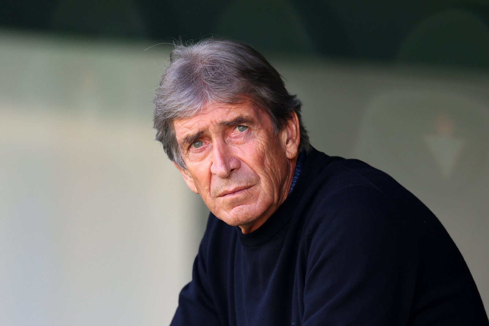 Manuel Pellegrini, entrenador del Real Betis, observa antes del partido de LaLiga entre el Real Betis Balompie y el RC Celta de Vigo en el Estadio Benito Villamarín el 10 de noviembre de 2024 en Sevilla, España. (Foto de Fran Santiago/Getty Images).