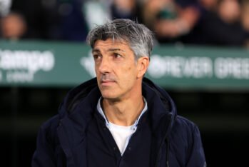 Imanol Alguacil, entrenador de la Real Sociedad, observa antes del partido de LaLiga entre el Real Betis Balompié y la Real Sociedad en el Estadio Benito Villamarín