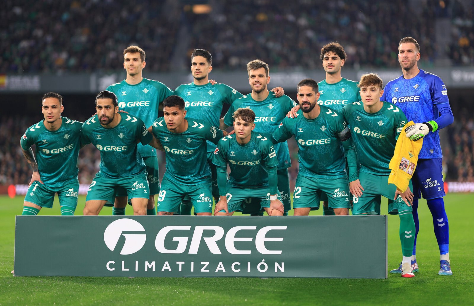 Los jugadores del Real Betis posan para una foto de equipo antes del inicio del partido de LaLiga entre el Real Betis Balompié y la Real Sociedad en el Estadio Benito Villamarín el 16 de febrero de 2025 en Sevilla, España. (Foto de Fran Santiago/Getty Images).