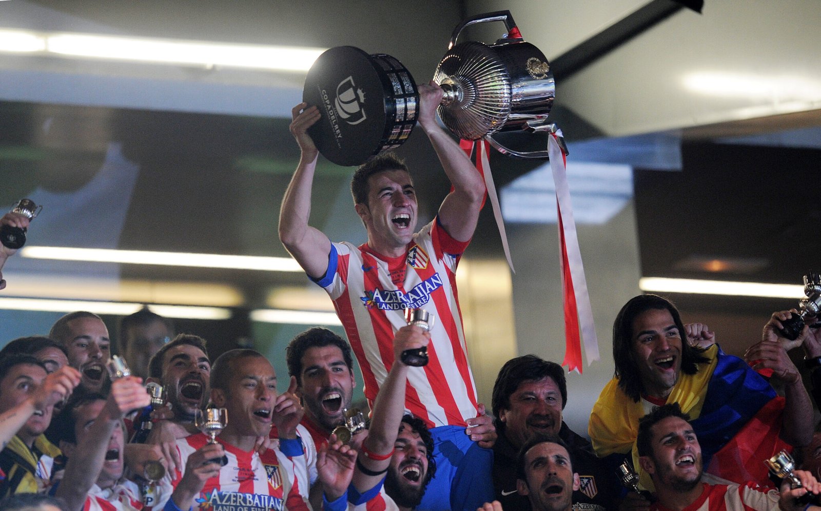 MADRID, ESPAÑA - 17 DE MAYO: Gabriel «Gabi» Fernández del Club Atlético de Madrid celebra con el trofeo después de ganar la Final de la Copa del Rey 2-1 contra el Real Madrid CF en el Estadio Santiago Bernabéu el 17 de mayo de 2013 en Madrid, España.  (Foto de Denis Doyle/Getty Images)