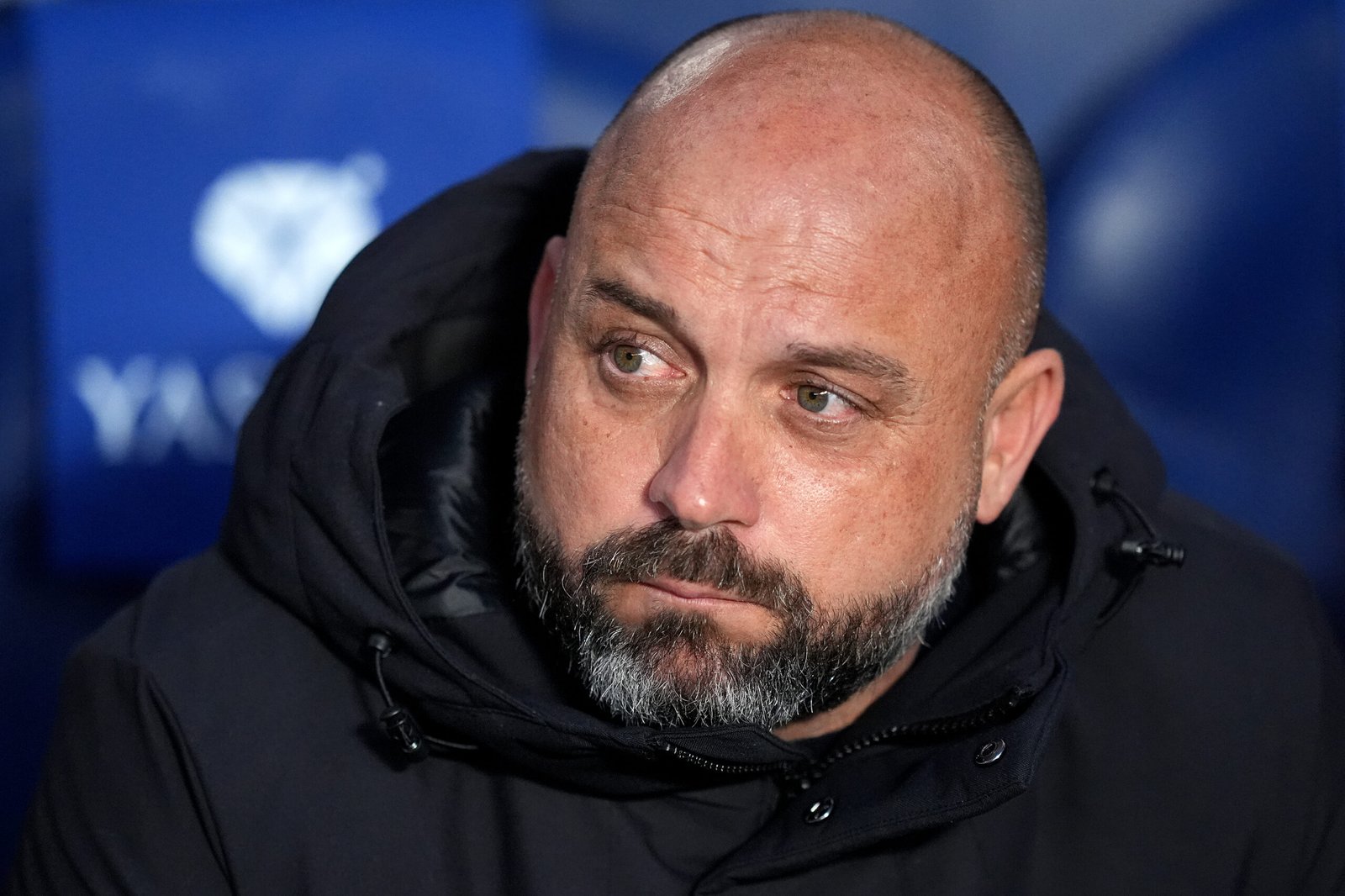 Manolo Gonzalez, entrenador del RCD Espanyol, observa antes del partido de LaLiga entre la Real Sociedad y el RCD Espanyol de Barcelona en el Reale Arena