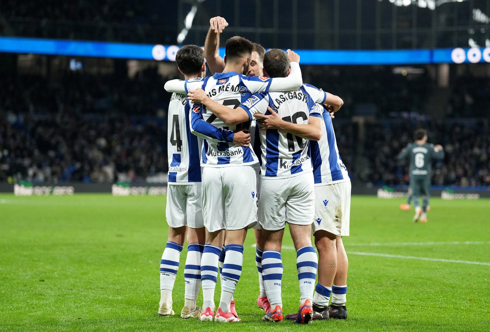 Brais Mendez del Real Sociedad celebrando un gol junto al equipo en Real Sociedad - RCD Espanyol (Photo by Juan Manuel Serrano Arce/Getty Images)