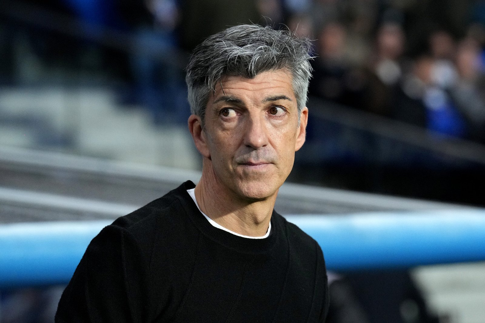 Imanol Alguacil, entrenador de la Real Sociedad, observa antes del partido de LaLiga entre la Real Sociedad y el RCD Espanyol de Barcelona en el Reale Arena