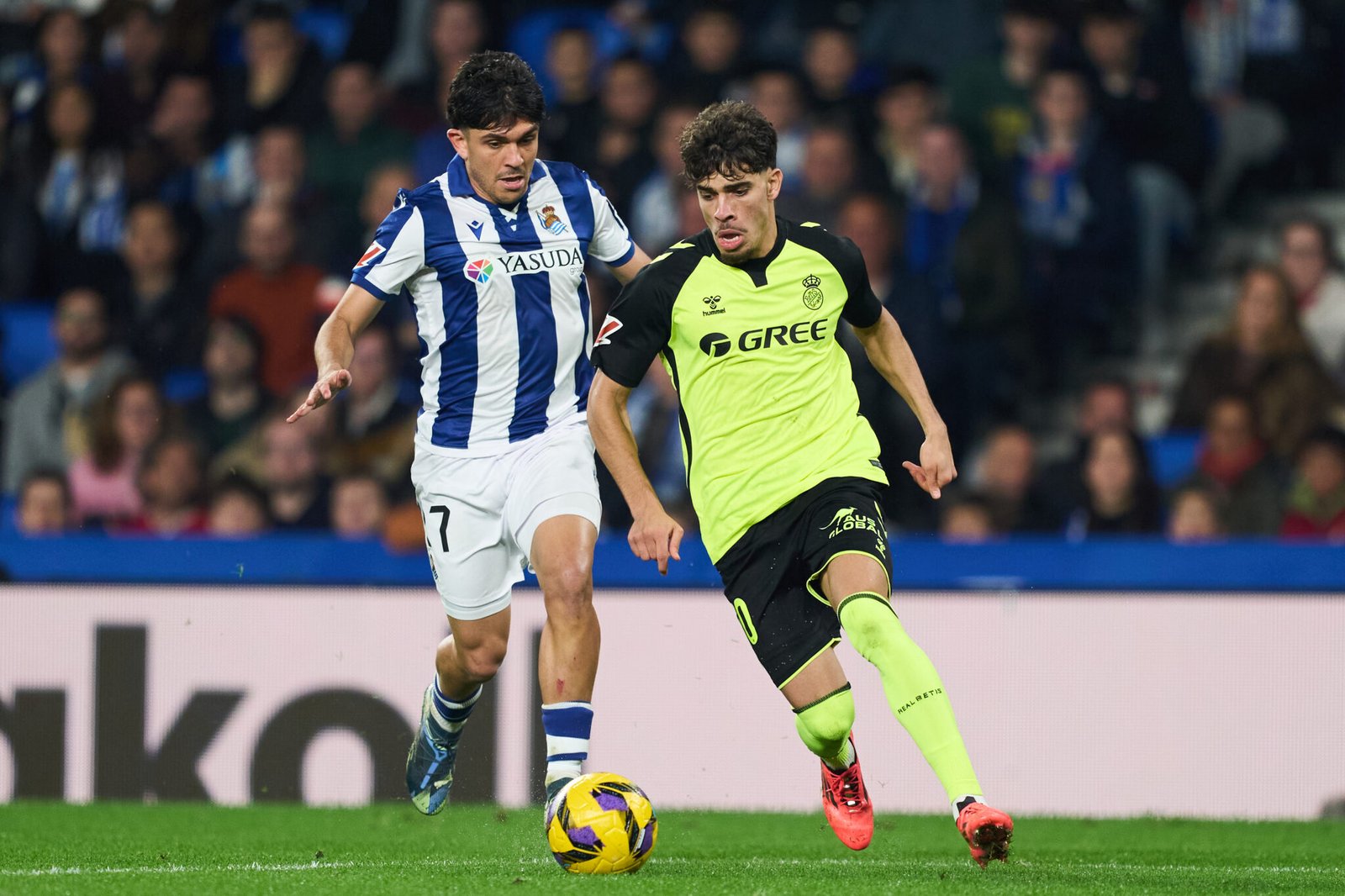 Jon Mikel Aramburu luchando por el balón con Abde Ezzalzouli en Real Sociedad - Real Betis Balompié, partido correspondiente a la jornada 15 (Photo by Juan Manuel Serrano Arce/Getty Images)