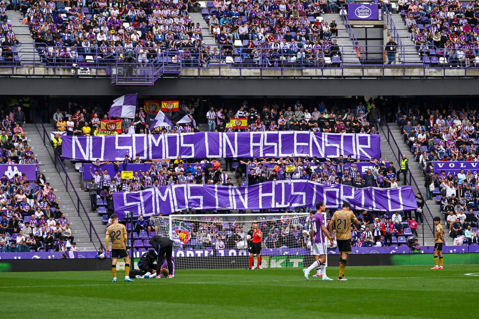 VALLADOLID, ESPAÑA - 21 DE SEPTIEMBRE: Aficionados del Real Valladolid CF muestran su apoyo durante el partido de LaLiga entre el Real Valladolid CF y la Real Sociedad en el José Zorrilla el 21 de septiembre de 2024 en Valladolid, España. (Foto de Octavio Passos/Getty Images)