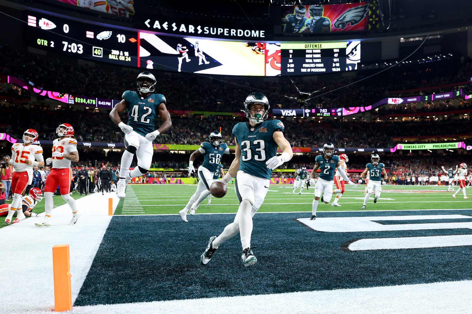 Cooper DeJean #33 de los Philadelphia Eagles celebrando su touchdown después de su intercepción en el segundo cuarto ante los Kansas City Chiefs en New Orleans, Louisiana. (Fotografía; Gregory Shamus/Getty Images)