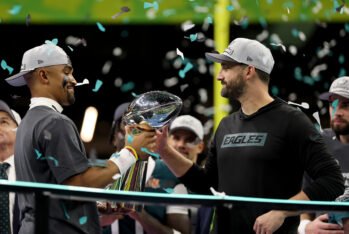 Jalen Hurts #1 de los Philadelphia Eagles con el trofeo Lombardi juanto a su entrenador, Nick Sirianni después de derrotar a los Kansas City Chiefs 40-22para ganar la Super Bowl LIX en el Caesars Superdome el 9 de Febrero en 2025 en New Orleans, Louisiana. (Fotografía: Jamie Squire/Getty Images)