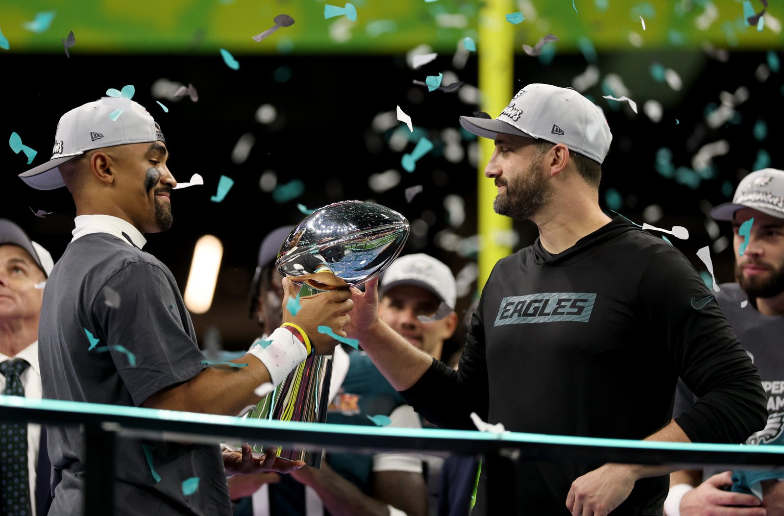 Jalen Hurts #1 de los Philadelphia Eagles con el trofeo Lombardi juanto a su entrenador, Nick Sirianni después de derrotar a los Kansas City Chiefs 40-22para ganar la Super Bowl LIX en el Caesars Superdome el 9 de Febrero en 2025 en New Orleans, Louisiana. (Fotografía: Jamie Squire/Getty Images)