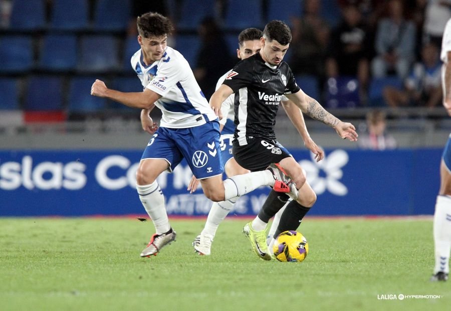 Agustín Álvarez con el balón en el Heliodoro