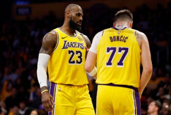 LeBron James #23 y Luka Doncic #77 de Los Angeles Lakers en el tercer cuarto en el Crypto.com Arena el 10 de Febrero de 2025 en Los Angeles, California. (Fotografía: Ronald Martinez/Getty Images)