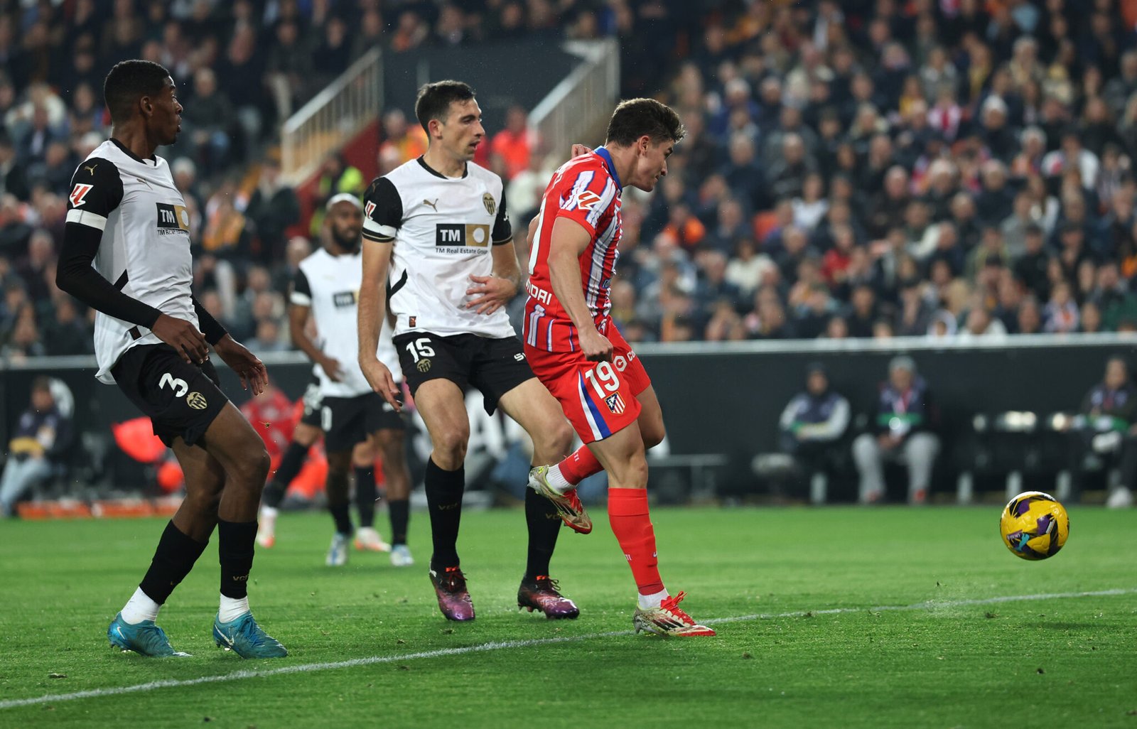 VALENCIA, ESPAÑA - 22 DE FEBRERO: Julián Álvarez del Atlético de Madrid marca el segundo gol de su equipo durante el partido de LaLiga entre el Valencia CF y el Atlético de Madrid en el Estadio Mestalla el 22 de febrero de 2025 en Valencia, España. (Foto de Clive Brunskill/Getty Images)