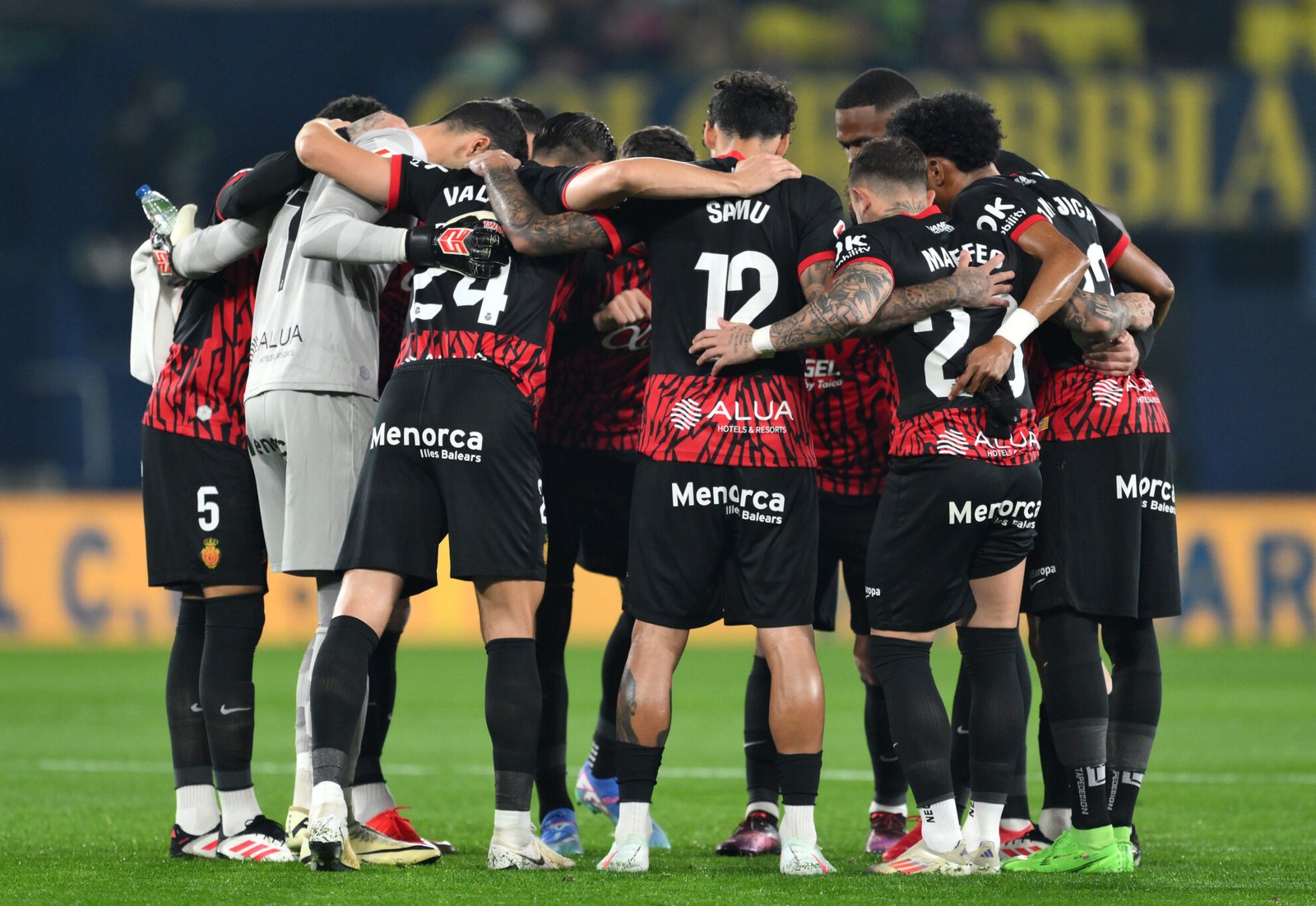 Los jugadores del RCD Mallorca se reúnen en el campo antes del partido de LaLiga entre el Villarreal CF y el RCD Mallorca en el Estadio de la Cerámica el 20 de enero de 2025 en Villarreal, España. (Foto de David Ramos/Getty Images).