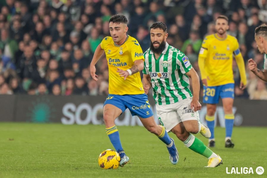 Alberto Moleiro controla el balón ante Nabil Fekir en el partido entre el Real Betis y la UD Las Palmas en la temporada 23/24. Foto: LaLiga.