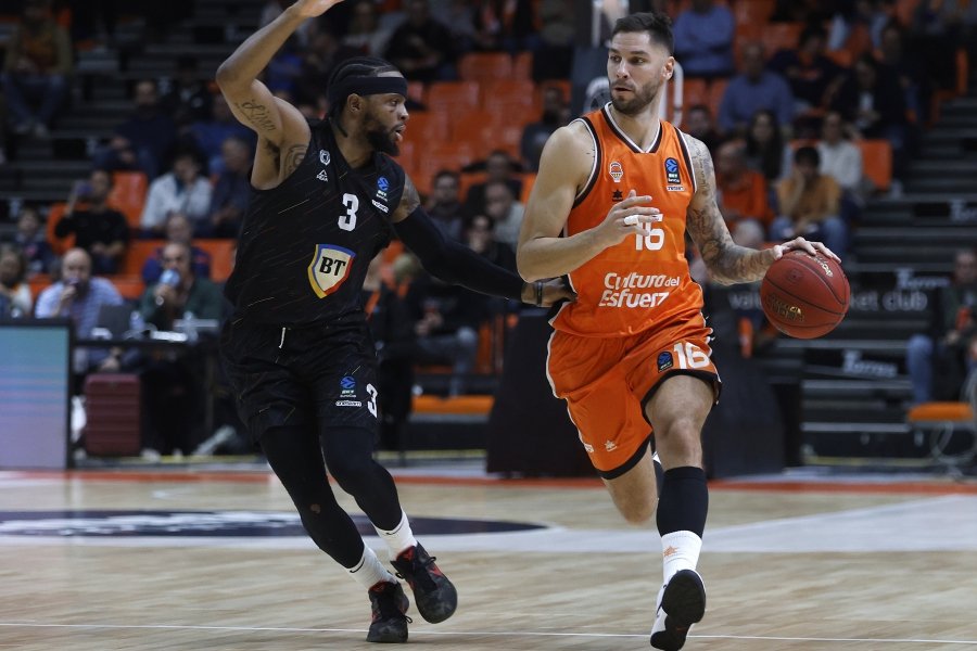 Stefan Jovic frente a Zavier Simpson