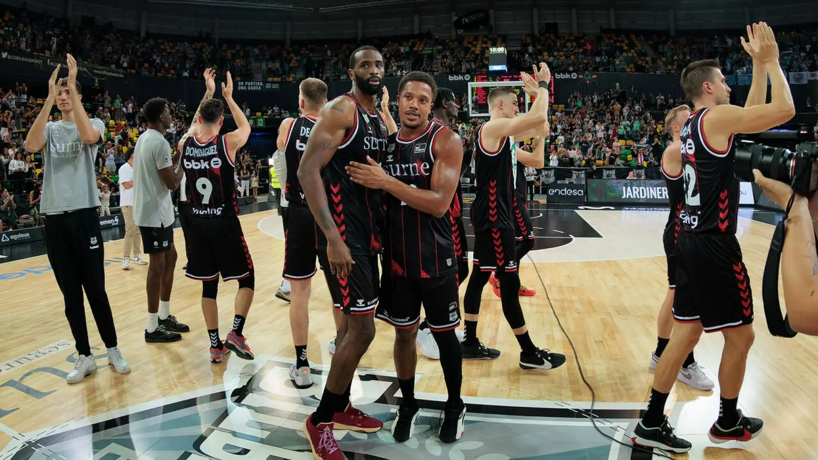 Los jugadores del Bilbao Basket celebrando el triunfo con su afición