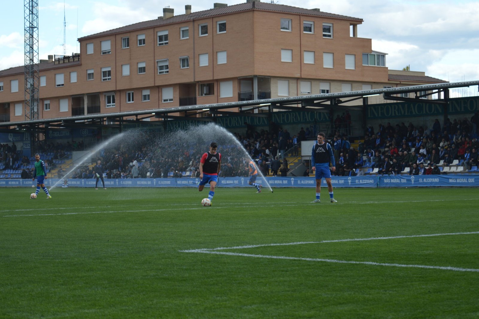 Jugador del Alcoyano calentando (Fotografía: Ángel Sánchez)