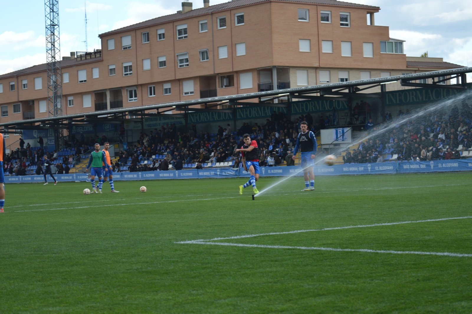 Jugador del Alcoyano calentando (Fotografía: Ángel Sánchez)