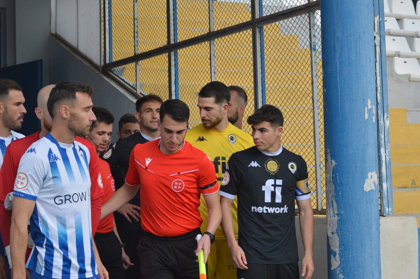 Árbitro charlando antes del encuentro entre el Alcoyano y Hercules (Fotografía: Ángel Sánchez)