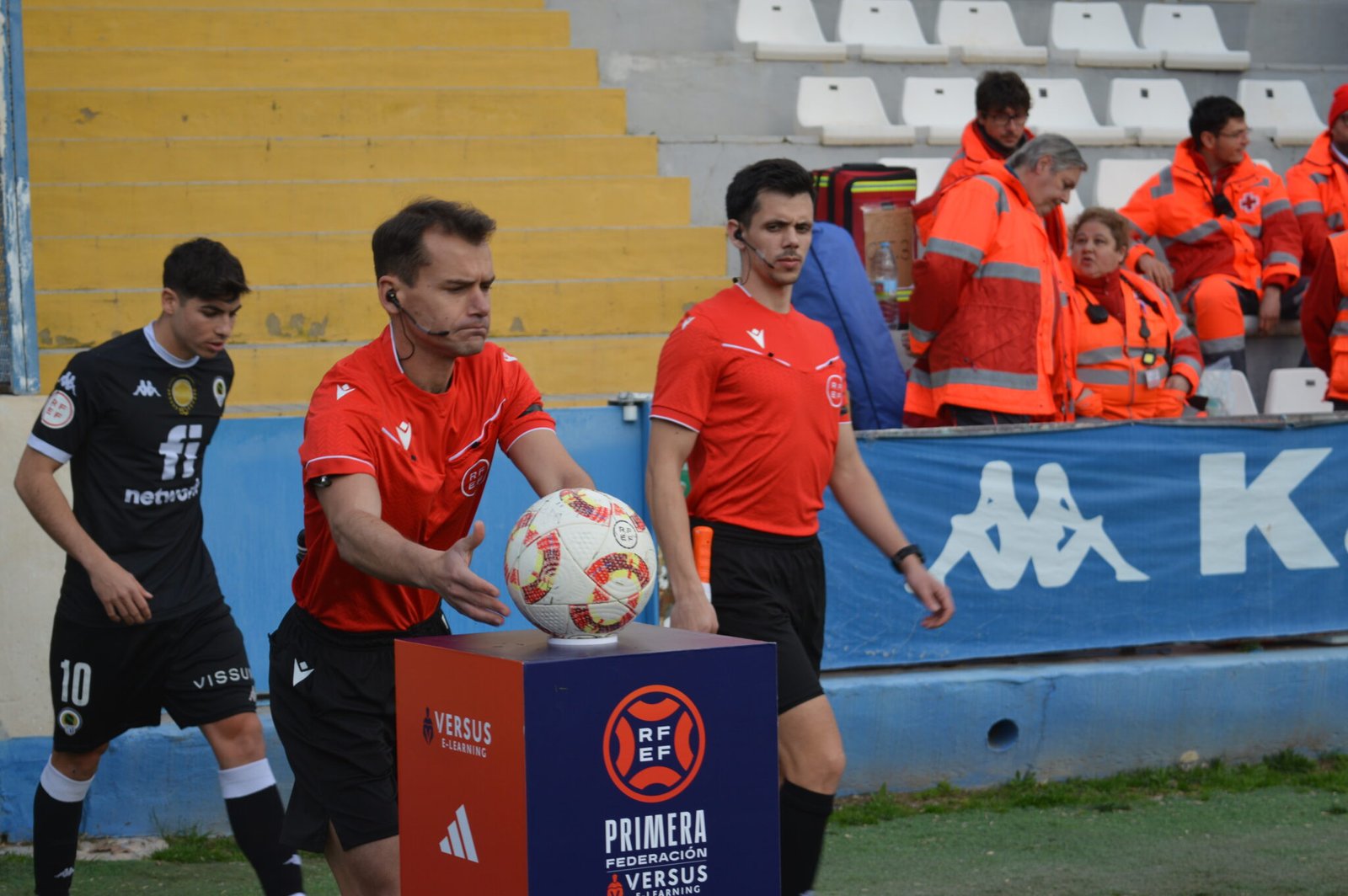 Árbitro cogiendo la pelota con la que se va disputar el encuentro entre el Alcoyano y Hercules (Fotografía: Ángel Sánchez)