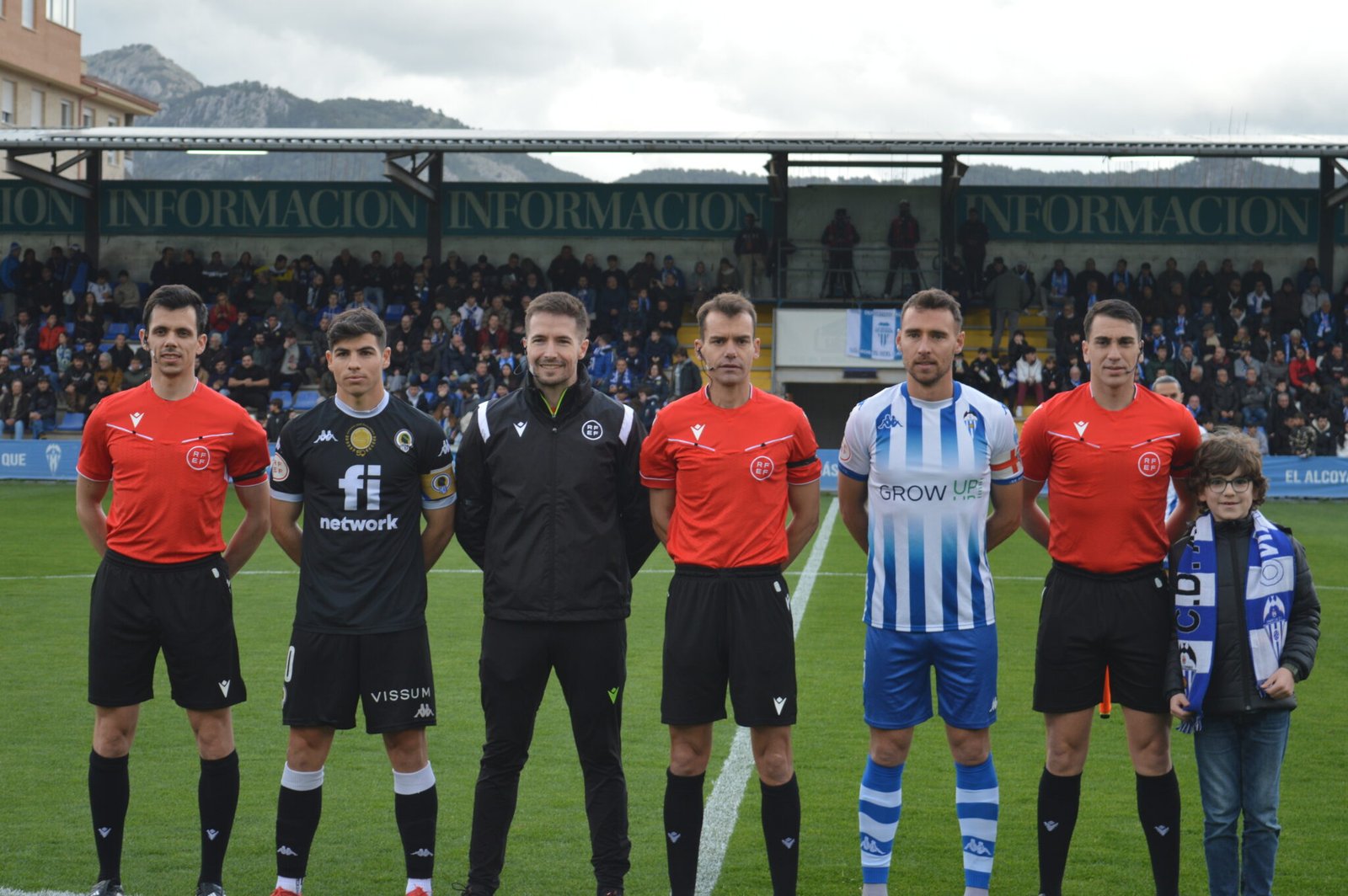 Los capitanes del Alcoyano y Hercules antes del partido(Fotografía: Ángel Sánchez)