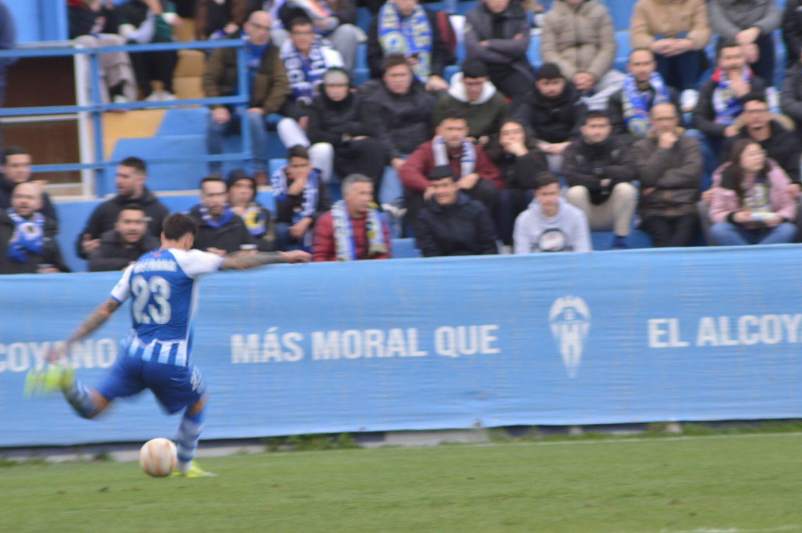 Victor Prastana en un ataque prometedor para el Alcoyano (Fotografía: Ángel Sánchez)