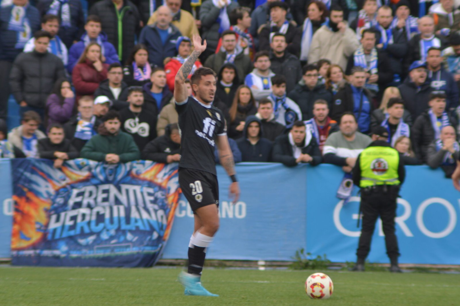 Sotillos marcando jugada en el partido ante el Alcoyano (Fotografía: Ángel Sánchez)