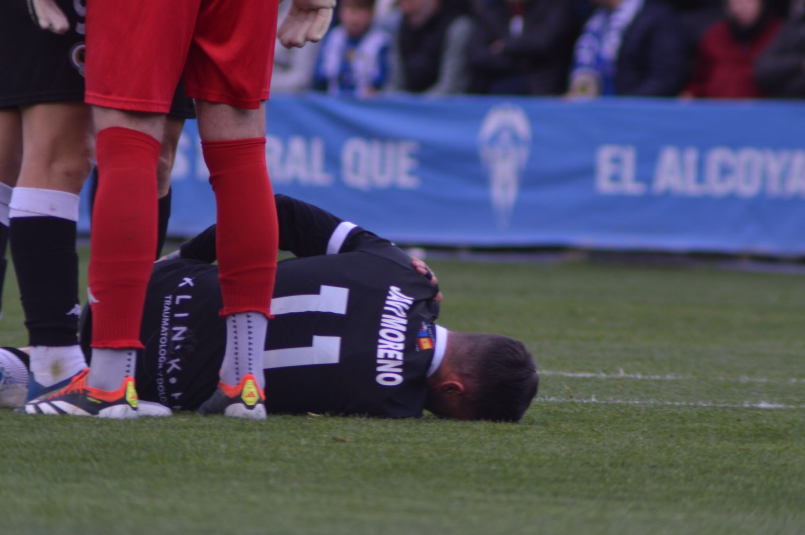 Javi Moreno tendido en el suelo tras un lance del juego (Fotografía: Ángel Sánchez)