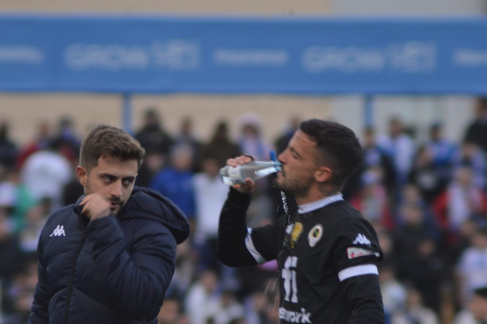 Javi Moreno bebiendo agua (Fotografía: Ángel Sánchez)