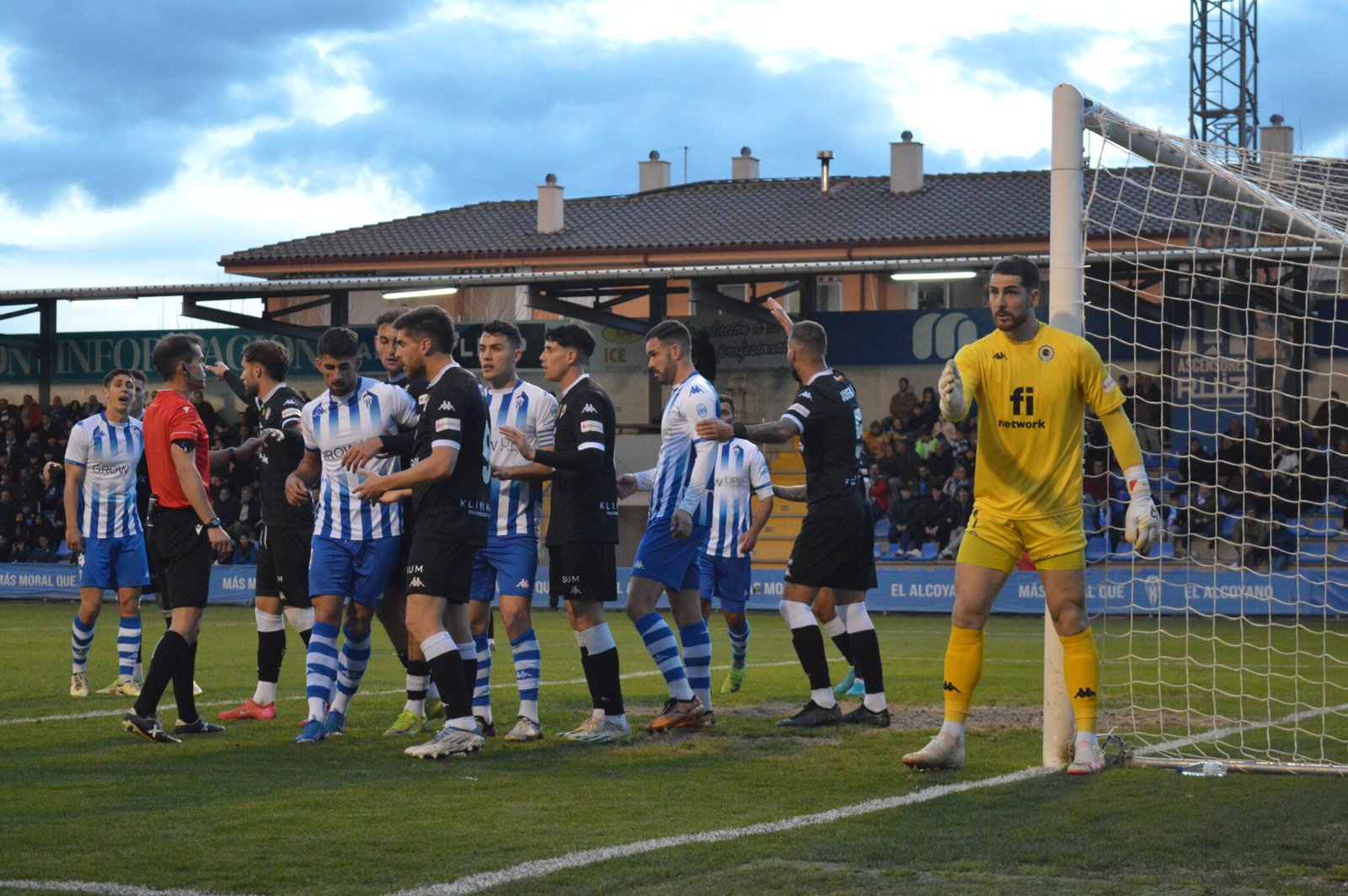 Cóner a favor del Alcoyano (Fotografía: Ángel Sánchez)