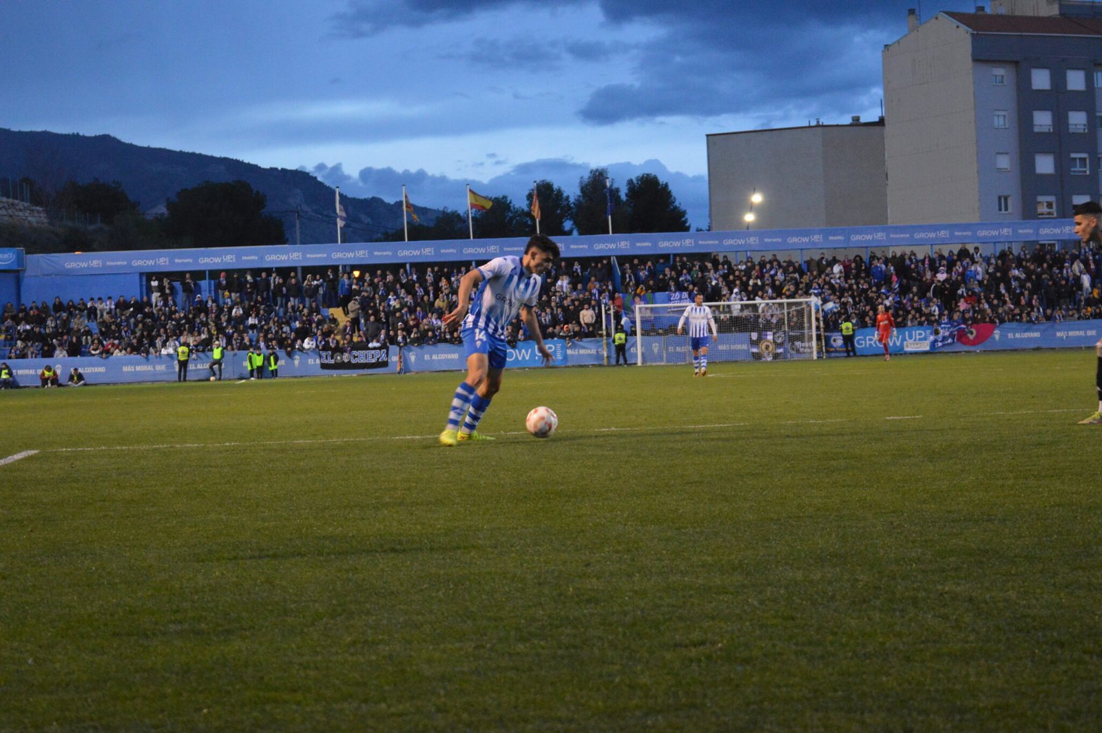 Javi Antón dentro del área (Fotografía: Ángel Sánchez)