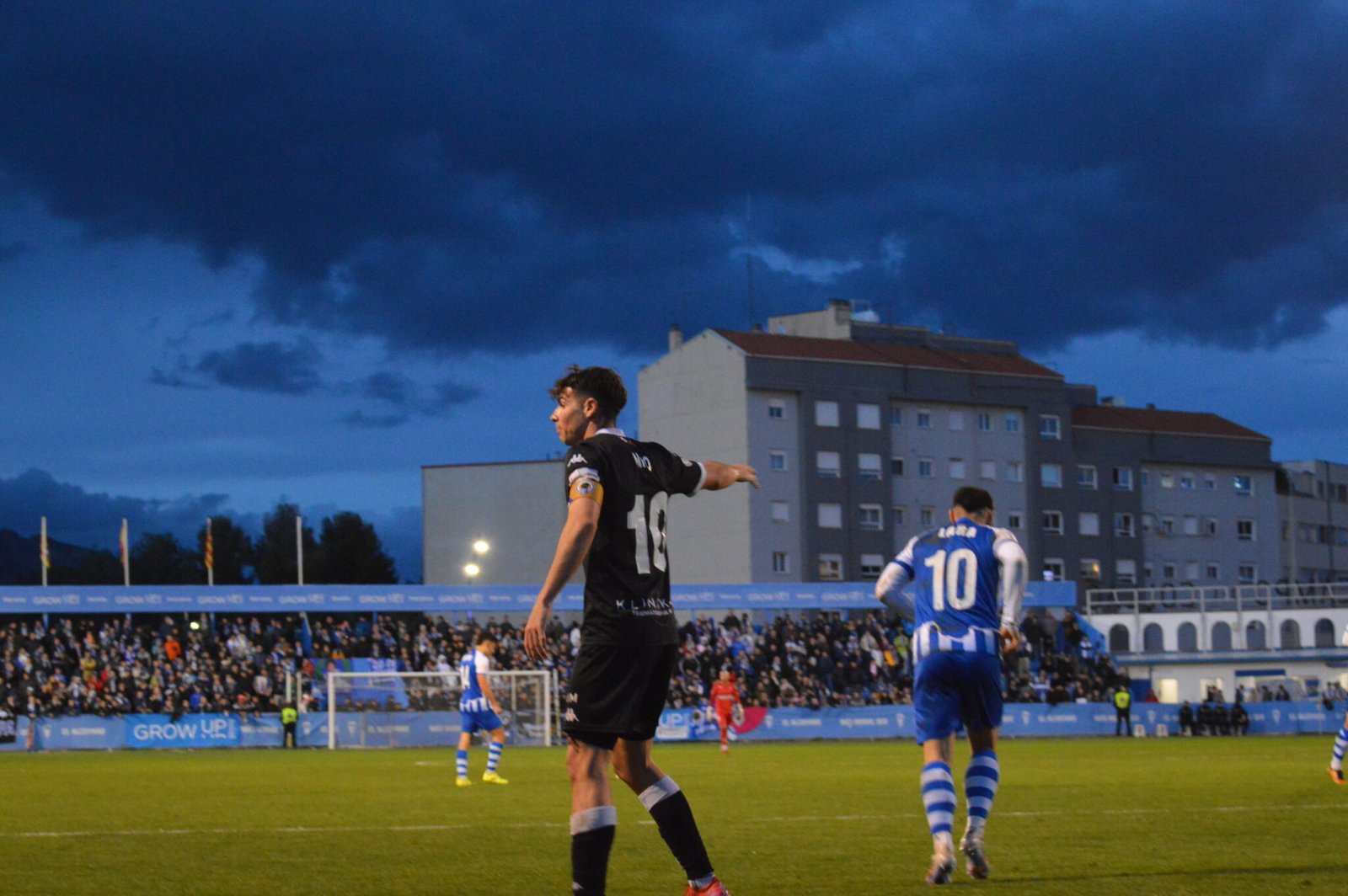 Soldevila indicando a los suyos tras el partido (Fotografía: Ángel Sánchez)