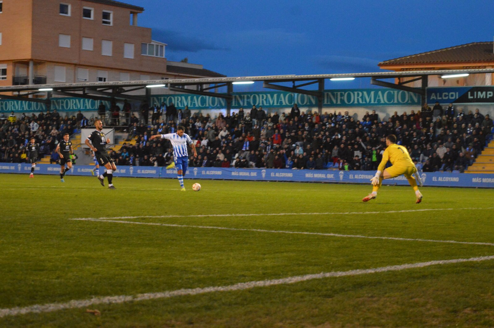 Qasimi metiendo un gol que después sería anulado pro fuera de juego (Fotografía: Ángel Sánchez)