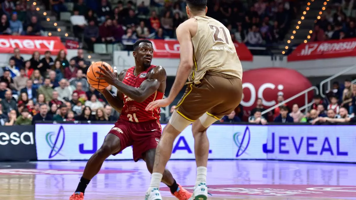 Dylan Ennis piensa a quien pasar la pelota con Juan Fernández delante. Fuente: ACB vía web