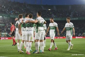 Jugadores del Elche celebrando un gol en el Martínez Valero