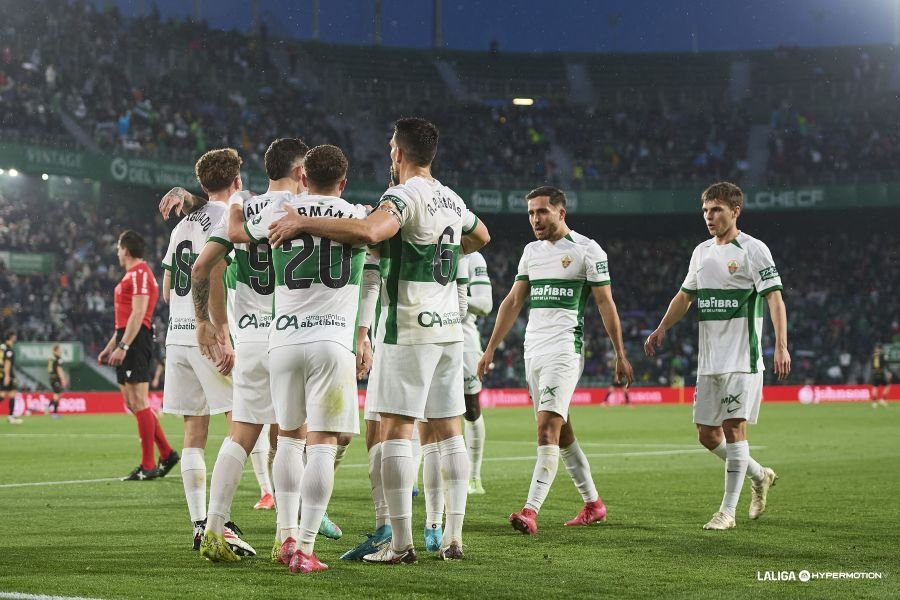 Jugadores del Elche celebrando un gol en el Martínez Valero