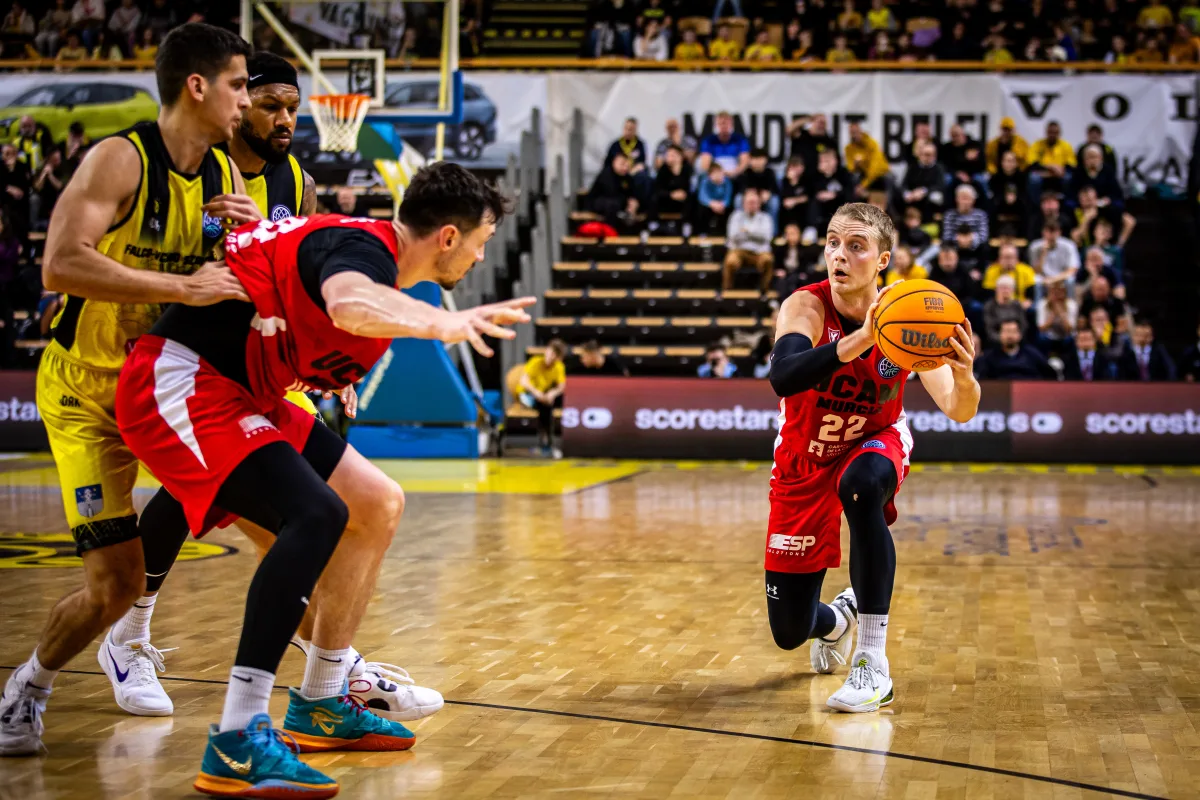 Ludde Hakanson encuentra a Rodions Kurucs en el partido contra el Falco. Fuente: Basketball Champions League