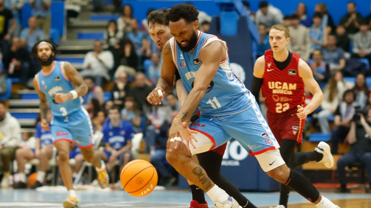 Darrun Hilliard hace un esfuerzo por llevar la pelota con Rodios Kurucs muy cerca de él. Fuente: El progreso de Lugo