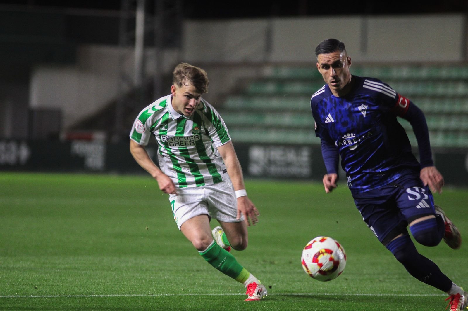 SEVILLA, ESPAÑA - Ángel Ortiz y José Castellón disputan un balón en el partido entre el Betis Deportivo y el Marbella FC (Foto: Irene Chaves)