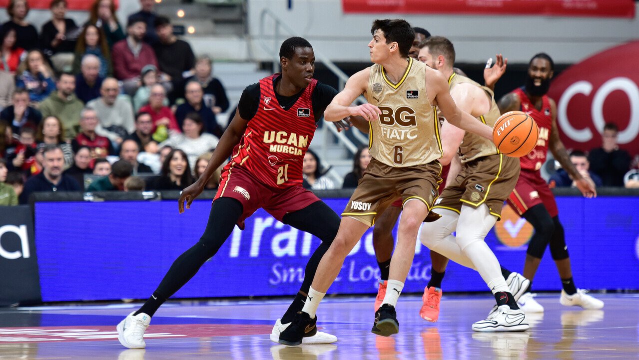 Juani Marcos maneja la pelota delante de Moussa Diagne. Fuente: ACB vía web