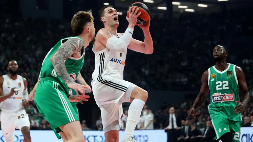 Mario Hezonja penetra a canasta durante el partido contra Panathinaikos. Fuente: EFE