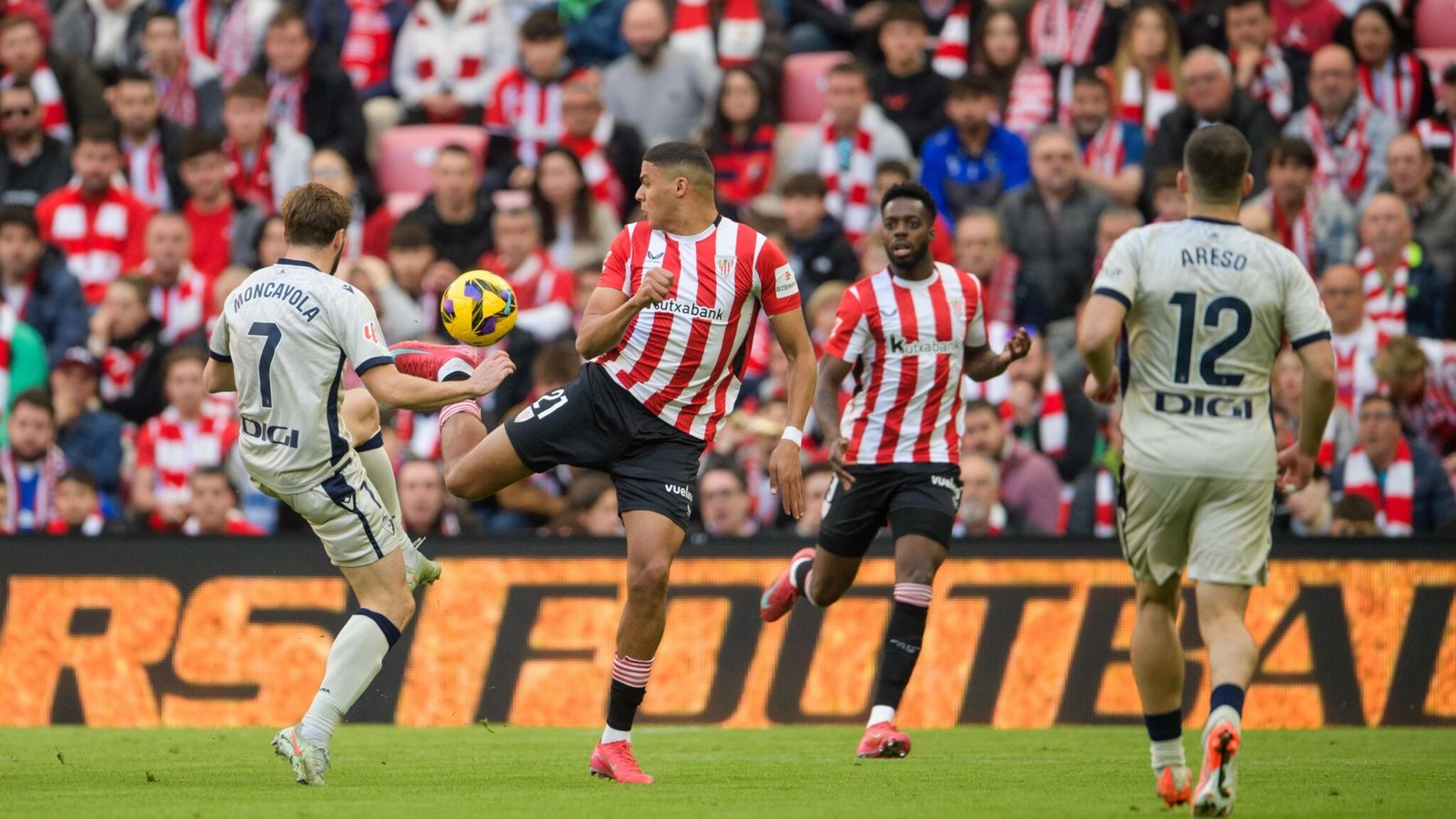 Maroan y Moncayola disputan un balón durante la primera mitad. Fuente: Athletic Club "X"