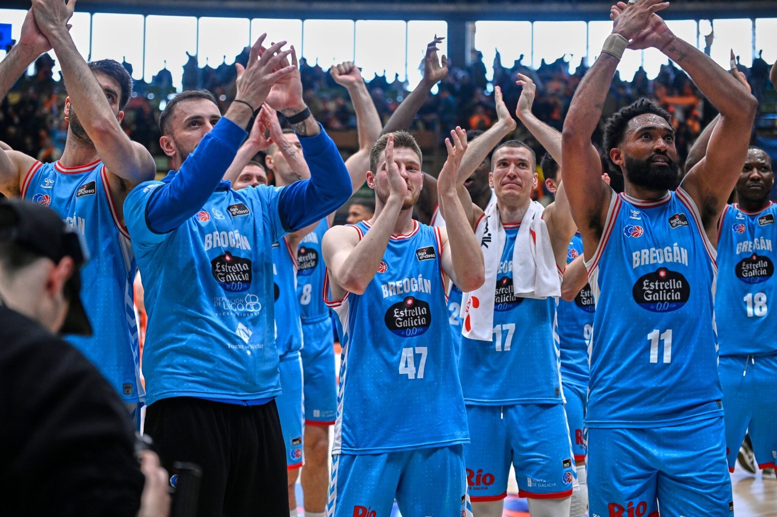 Los jugadores del Río Breogán agradecen el apoyo de su afición en el #DerbiGalactéo contra Leyma Coruña. Fuente: Río Breogán "X"