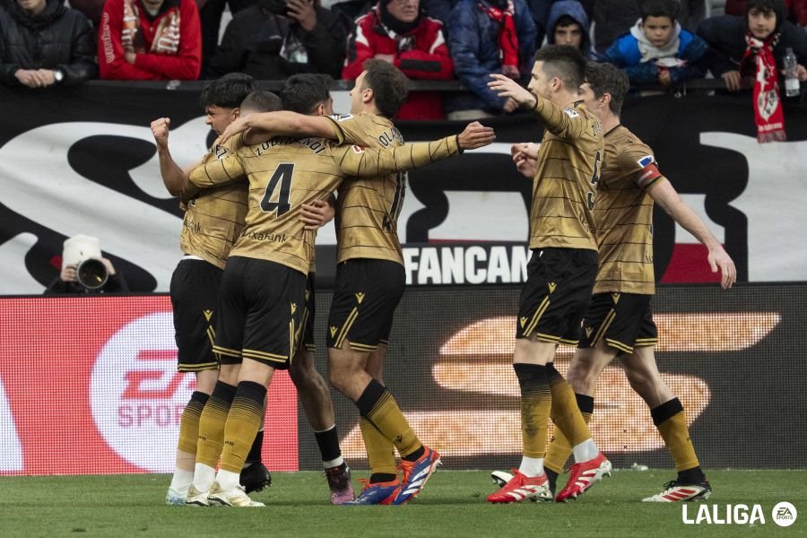 Martín Zubimendi celebra el gol con el resto de sus compañeros. Fuente: LaLiga vía web