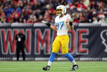 Joey Bosa #97 con Los Angeles Chargers contra los Houston Texans en el AFC Wild Card Playoffs en el NRG Stadium el 11 de Enero de 2025 en Houston, Texas. (Fotografía: Alex Slitz/Getty Images)