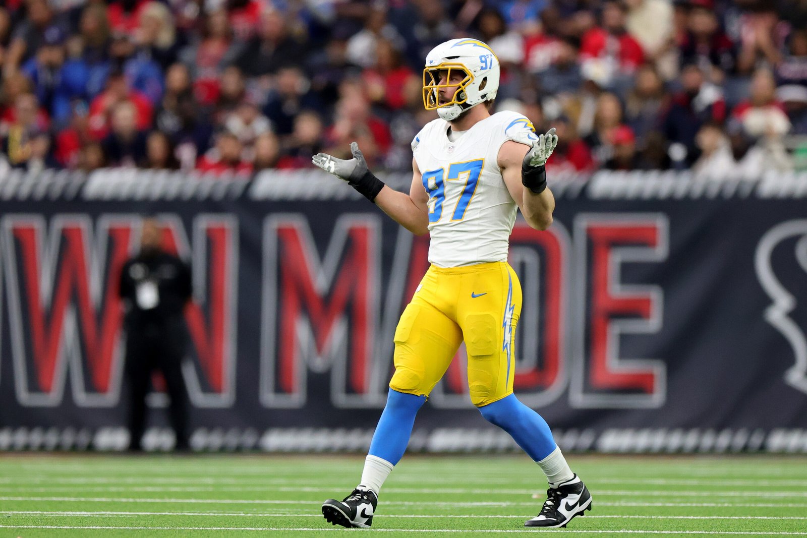 Joey Bosa #97 con Los Angeles Chargers contra los Houston Texans en el AFC Wild Card Playoffs en el NRG Stadium el 11 de Enero de 2025 en Houston, Texas. (Fotografía: Alex Slitz/Getty Images)